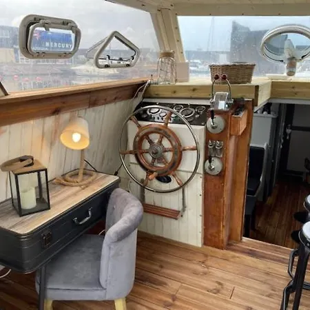 Exceptionnel Bateau Maison Reine Mathilde Ouistreham Buitenkant foto